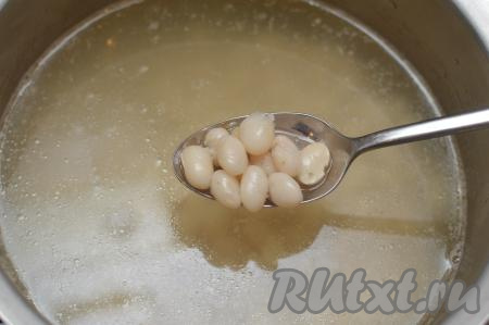 Варить до готовности фасоли (она должна стать достаточно мягкой, но не разваренной), прикрыв кастрюлю крышкой. Солить на этом этапе бульон не нужно.&nbsp;Продолжительность варки, в зависимости от сорта фасоли, может быть от 40 минут до 1,5 часов. У меня фасоль стала полностью готова по прошествии 45 минут с момента закипания.
