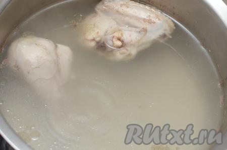 Для того чтобы сварить бульон, нужно вымытые кусочки курицы (я взяла ножку и крылышко) выложить в кастрюлю, залить 2 литрами воды, поставить на сильный огонь, после закипания, убрав с поверхности пену, варить бульон на небольшом огне 30 минут (до готовности мяса).