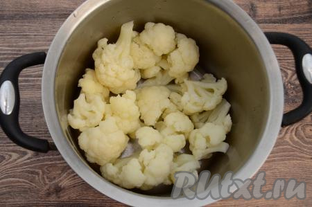 После того как капуста сварится до готовности, сразу слить воду, в которой она варилась, обдать соцветия холодной водой, чтобы они быстрее остыли. Холодной воду тоже слить.