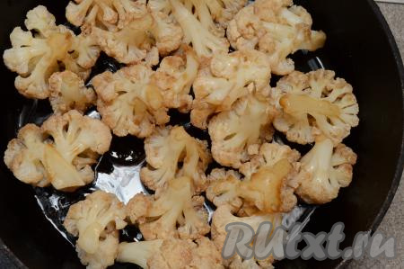 Большую сковороду (у меня сковорода диаметром 28 сантиметров) хорошо разогреть с добавлением растительного масла. Выложить соцветия цветной капусты на сковороду в один слой, влить 2-3 столовых ложки соевого соуса из миски, в которой мариновалась капуста.