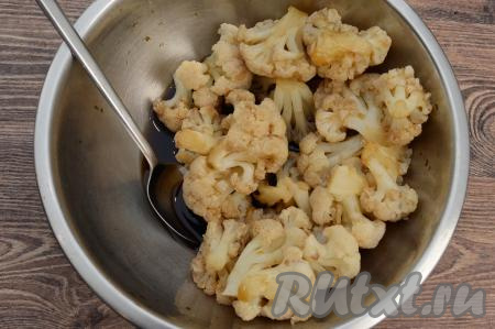 Поместить отваренные соцветия в глубокую миску, влить соевый соус, перемешать, покрывая цветную капусту соусом со всех сторон. Оставить&nbsp;цветную капусту промариноваться в соевом соусе не менее, чем на 10 минут. За это время 3-4 раза нужно брать со дна миски столовой ложкой соевый соус и поливать цветную капусту сверху.