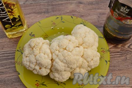 Подготовить продукты для приготовления цветной капусты с соевым соусом на сковороде.