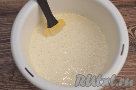 Яйца взбить с сахаром на максимальной скорости миксера в течение 5-6 минут. В процессе взбивания яичная масса должна увеличиться в объёме, стать более светлой. В чашу с яйцами, взбитыми с сахаром, влить смесь кефира и соды, аккуратно перемешать лопаткой (или столовой ложкой), стараясь не сбить воздушность яиц.