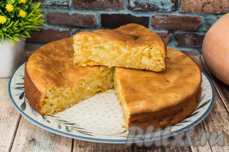 А вот как эта шарлотка, приготовленная на кефире, выглядит в разрезе. Благодаря нежному, пористому мякишу с вкраплениями солнечной тыквы этот пирог не только хорош на вкус, но и выглядит очень аппетитно!