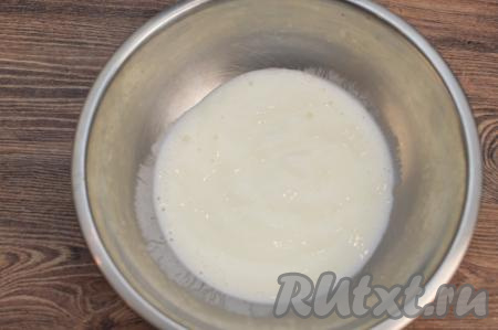 Первым делом нужно отмерить кефир, влить его в глубокую миску, добавить соду, хорошо перемешать и оставить минут 5-6 (то есть на время, пока будем взбивать яйца). Постепенно кефир вступит в реакцию с содой, немного увеличится в объёме, его поверхность покроется пузырьками.
