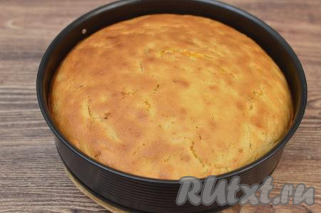 Поставить форму с тестом в духовку, разогретую до 180 градусов, Шарлотку с тыквой из теста на кефире выпекать в разогретой до 180 градусов духовке в течение 45-50 минут. Готовность выпечки я проверяю деревянной зубочисткой. Делаю прокол в центре выпечки, если зубочистка сухая, значит пирог готов.