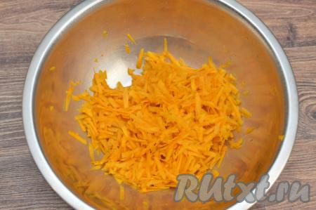 Тыкву очистить от кожуры и волокон. Взвесить. Для приготовления шарлотки потребуется 250 грамм очищенной тыквы. Натереть тыкву на крупной тёрке.
