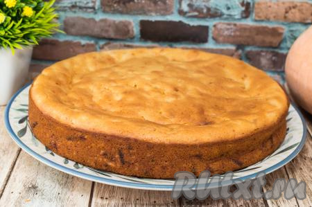 Полностью остывшую шарлотку переложить на плоскую тарелку и можно подавать к столу.