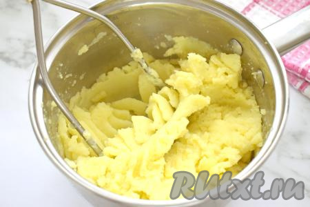 После того как картошка сварится до готовности, выливаем воду, в которой она готовилась. Разминаем картофель толкушкой до получения однородного картофельного пюре.&nbsp;