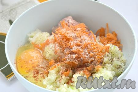 Лук и морковку очищаем и промываем. В миску с фаршем, рисом и капустой добавляем мелко нарезанный лук, натёртую на тёрке морковку и сырое яйцо. По вкусу содержимое миски солим, сдабриваем специями (в качестве специй я добавила паприку и чёрный молотый перец).