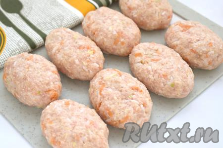 Делим получившийся фарш на 8 частей. Из каждой части формируем ленивый голубец в форме котлеты.&nbsp;