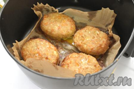 Выставляем температуру на 180 градусов, а время - на 30 минут. Через 15 минут ленивые голубцы нужно перевернуть и&nbsp;готовить ещё 15 минут.&nbsp;В зависимости от мощности аэрогриля общее время приготовления голубцов может быть увеличено на 5 минут. У меня аэрогриль мощностью 1400 Ватт, поэтому я перевернула ещё раз ленивые голубцы и готовила их ещё 5 минут.