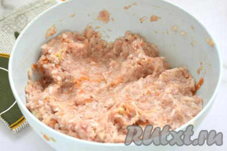 Перемешиваем содержимое миски до получения однородного фарша.