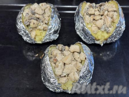 Затем переложить картошины в форму для запекания (или на противень). Выложить начинку из курицы и грибов поверх картофельного пюре.&nbsp;