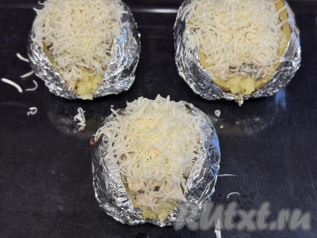 Поверх начинки равномерно распределить сыр, натёртый на мелкой тёрке.&nbsp;