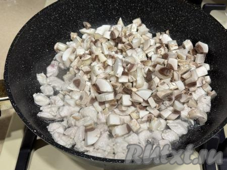 К обжаренному куриному мясу добавить шампиньоны, нарезанные достаточно мелко, перемешать. Обжарить грибы с курицей в течение 10 минут, иногда перемешивая. В конце жарки посолить по вкусу, перемешать и начинка для крошки-картошки готова.&nbsp;