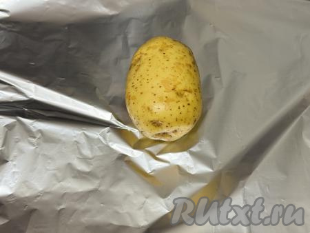 Каждую подготовленную картофелину, не очищая от кожуры, нужно плотно завернуть в отдельный лист фольги.&nbsp;