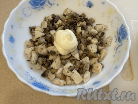 Переложить начинку со сковороды на тарелку, добавить майонез, перемешать.&nbsp;