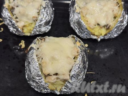 Отправить форму (или противень) в духовку, разогретую до 200 градусов,&nbsp;запекать крошку-картошку с курицей и грибами&nbsp;минут 5-7 (до расплавления сыра).&nbsp;