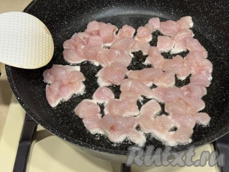 Пока картофель запекается, займёмся начинкой. Куриное филе нужно промыть водой, обсушить. Разогреть в сковороде растительное масло, уменьшить огонь до среднего, выложить куриное филе, нарезанное на небольшие кусочки.&nbsp;