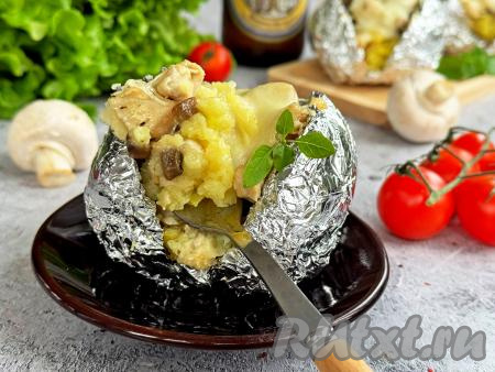 Аппетитную, вкусную, ароматную крошку-картошку с нежной начинкой из&nbsp;курицы и грибов в горячем виде подать&nbsp;к столу.&nbsp;