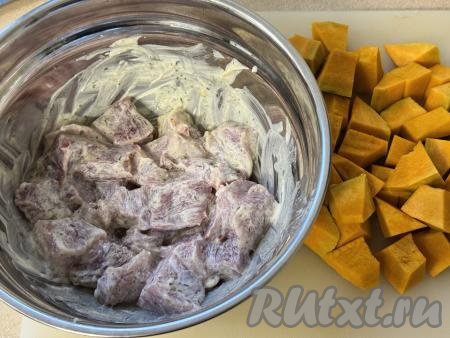 Хорошо перемешать свинину, покрывая её майонезом и специями со всех сторон. 250 грамм тыквы, очищенной от кожуры и семечек с волокнами нарезать на кубики со стороной 1,5 сантиметра.&nbsp;