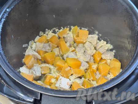 После звукового сигнала открыть крышку мультиварки. И свинина, и тыква должны стать достаточно мягкими. Если мясо или тыква недостаточно мягкие, увеличьте время тушения на 5-10 минут.&nbsp;