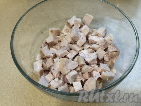 Пока сода гасится в кефире, начнём заниматься начинкой для заливного пирога. Для этого копчёное мясо курицы нужно нарезать на кубики со стороной примерно 1 сантиметр.&nbsp;