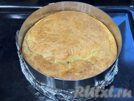 Готовый пирог достать из духовки, слегка остудить в форме.&nbsp;