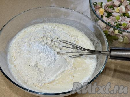 Всыпать в миску 200 грамм просеянной муки и весь разрыхлитель. Благодаря тому, что в тесто добавляется и разрыхлитель, и сода пирог получится более пышным и воздушным.