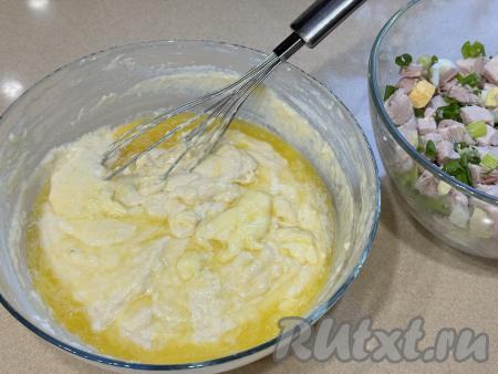 Перемешать тесто венчиком до однородности. Добавить растопленное остывшее сливочное масло, перемешать до однородности тесто венчиком.&nbsp;