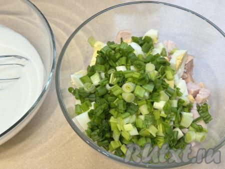 Сюда же добавить мелко нарезанный зелёный лук, по желанию, можно слегка посолить. Перемешать копчёную курицу с яйцами, луком и начинка для заливного пирога готова.&nbsp;