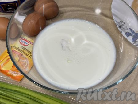 Прежде всего нужно в глубокую миску влить кефир, всыпать соду, перемешать и оставить на 5 минут, чтобы сода погасилась в кислой среде кефира.