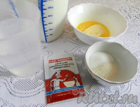 Подготовить продукты для замешивания теста для батона в хлебопечке. Сливочное масло растопить в микроволновке (или на плите), дать немного остыть.