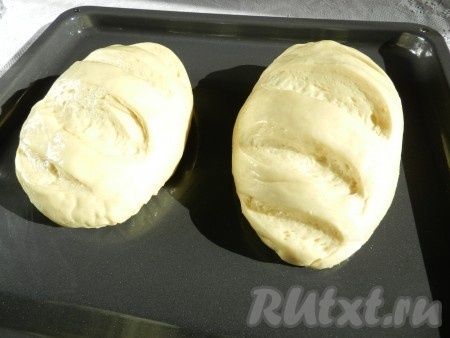 По прошествии времени желток размешать с молоком. Смазать батоны сверху и с боков смесью молока и желтка.