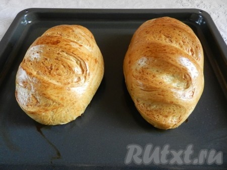 Выпекать нарезные батоны в разогретой до 230 градусов духовке 5-7 минут, затем уменьшить температуру до 180 градусов и печь 30-35 минут (до золотистого цвета). Готовность можно проверить, проколов батон сухой деревянной шпажкой. Если после прокола на шпажке не будет следов теста, значит выпечка готова.