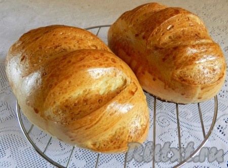 Готовые домашние батоны достать из духовки, переложить на решётку и оставить до полного остывания.