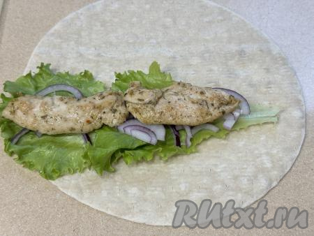 Сверху выложить два кусочка жареной курицы.