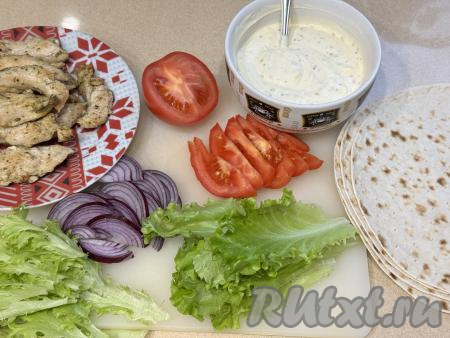 Готовую курицу переложить на тарелку, дать немного остыть. Лук (у меня - красный лук) почистить, нарезать на тонкие полукольца.&nbsp;Помидор вымыть, нарезать на дольки. Листья салата помыть и обсушить.