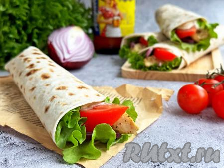 Аппетитные цезарь-роллы с нежным мясом курицы, сочными овощами и пикантным соусом подать к столу. Эта закуска готовится в домашних условиях и просто, и быстро, а получается очень вкусной, попробуйте!&nbsp;