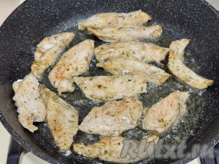 Обжарить брусочки курицы на среднем огне с двух сторон до лёгкого золотистого цвета (в течение 10-12 минут), периодически переворачивая мясо. Для того чтобы проверить готовность мяса, нужно разрезать кусочек филе ножом, если разрез светлый, без розовых вкраплений, значит мясо готово.