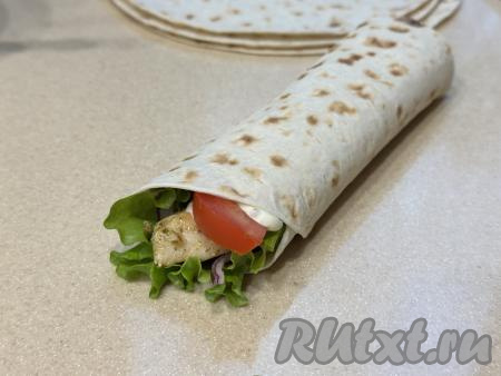 Завернуть лаваш с начинкой в плотный рулет. Аналогично сформировать все 4 цезарь-ролла.