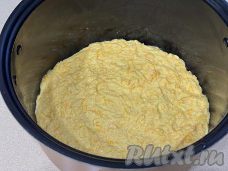Чашу мультиварки смазать растительным маслом, выложить тесто, разровнять.&nbsp;