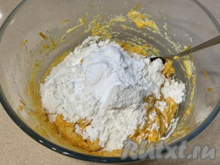 Всыпать весь разрыхлитель и 50 грамм муки, перемешать.&nbsp;