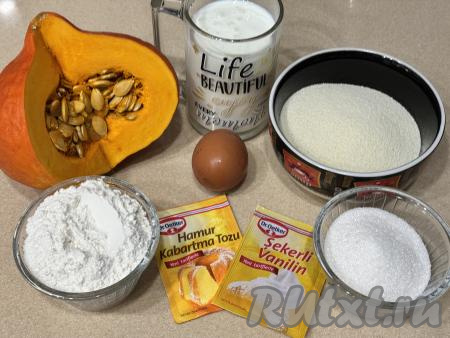 Подготовить продукты для приготовления манника с тыквой на кефире в мультиварке. Кефир можно использовать любой жирности.