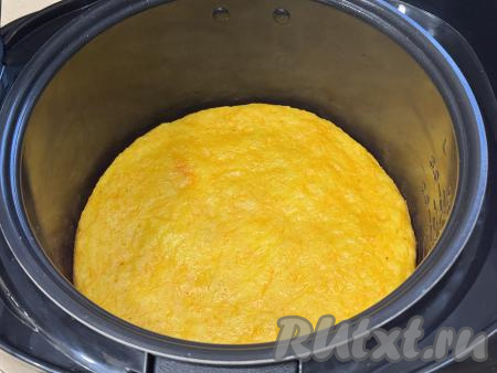 Установить чашу в мультиварку, закрыть крышку, выставить режим "Выпечка" на 1 час. После звукового сигнала, сообщающего об окончании режима, нужно проверить готовность тыквенного манника. Для этого нужно проколоть манник сухой зубочисткой, если после прокалывания зубочистка останется сухой, значит пирог готов.&nbsp;