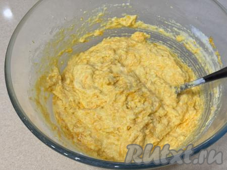 Частями добавляя оставшуюся муку и хорошо вмешивая её, замесить в меру густое тесто для манника, как на фото. В зависимости от сочности тыквы, жирности кефира и размера яйца, может потребоваться немного меньше или больше муки, чем указано в ингредиентах, поэтому ориентируйтесь именно на густоту теста для манника.&nbsp;