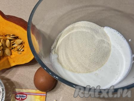 Кефир влить в объёмную миску, всыпать манку, тщательно перемешать.