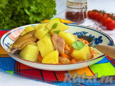 Разложить мягкую, нежную картошку вместе с ароматными, аппетитными кусочками копчёной курицы по тарелкам и в горячем виде подать к столу, дополнив свежими или маринованными овощами.