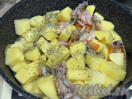 Добавить любимые специи. Влить воду, которая должна доходить практически до верха картошки.&nbsp;Посолить по вкусу.&nbsp;Перемешать картошку с копчёной курицей и овощами. Как только вода закипит, накрыть сковороду крышкой и тушить минут 35-40 на небольшом огне. В процессе приготовления можно блюдо 2-3 раза перемешать, чтобы все ингредиенты равномерно протушились.